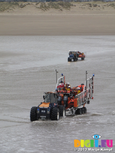 SX26437 Big and small lifeboat tracktors with boats